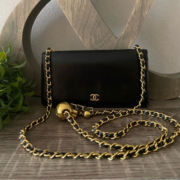 ⚜️Vintage Chanel Pearl Crush Wallet on a Chain Black Leather Gold Tone Crossbody - Picture 1 of 11